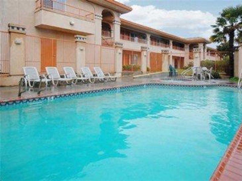 Baymont By Wyndham Manteca Hotel Exterior photo