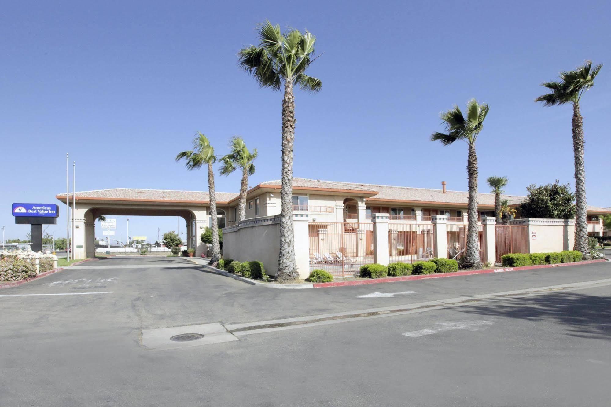 Baymont By Wyndham Manteca Hotel Exterior photo