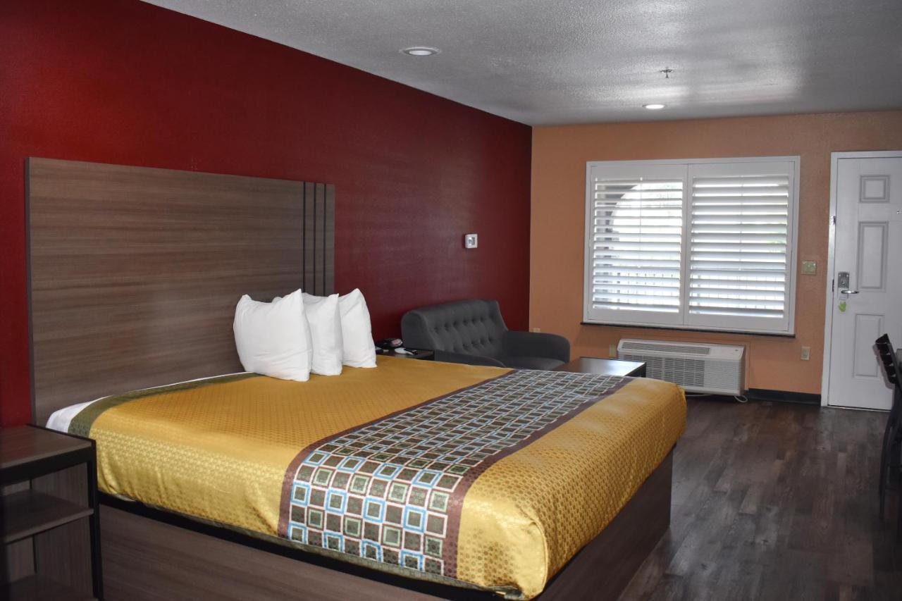Baymont By Wyndham Manteca Hotel Exterior photo