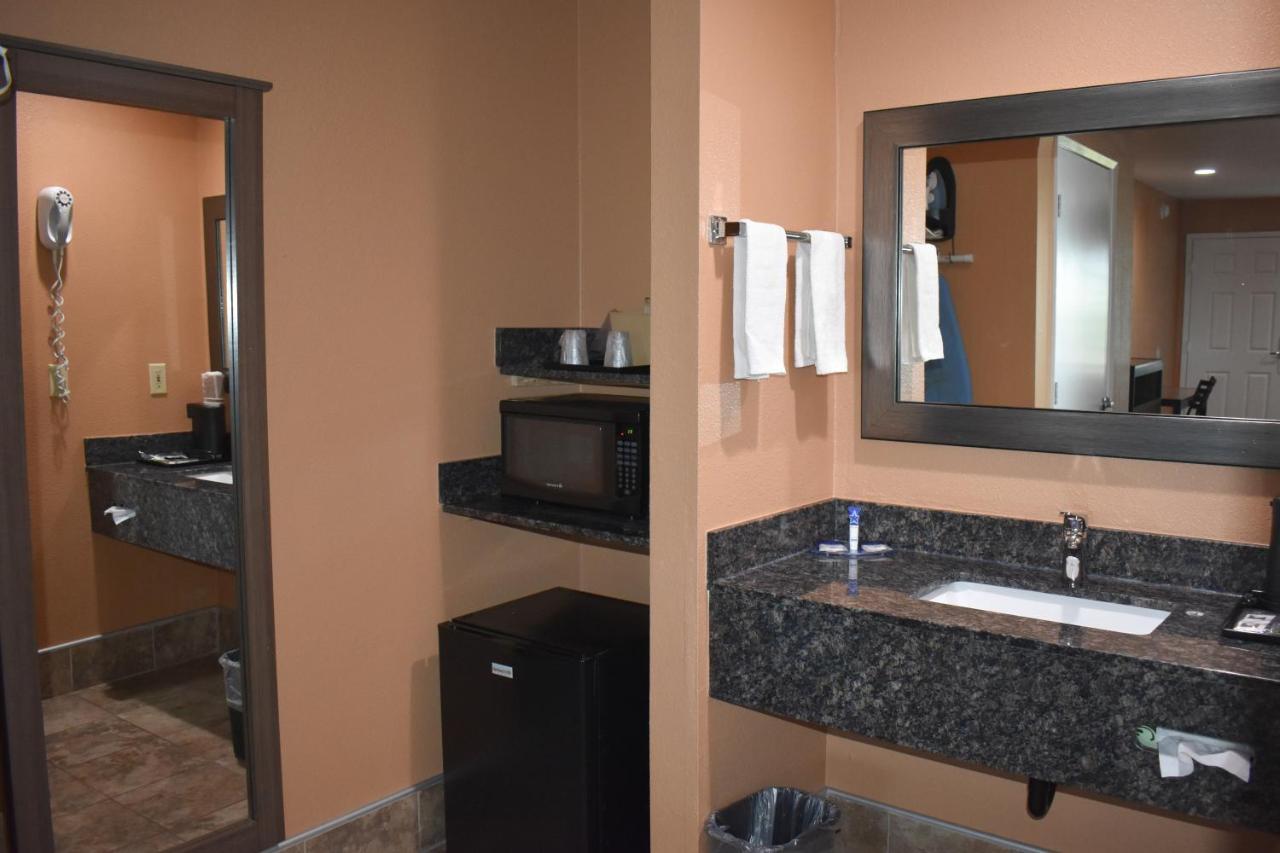 Baymont By Wyndham Manteca Hotel Exterior photo