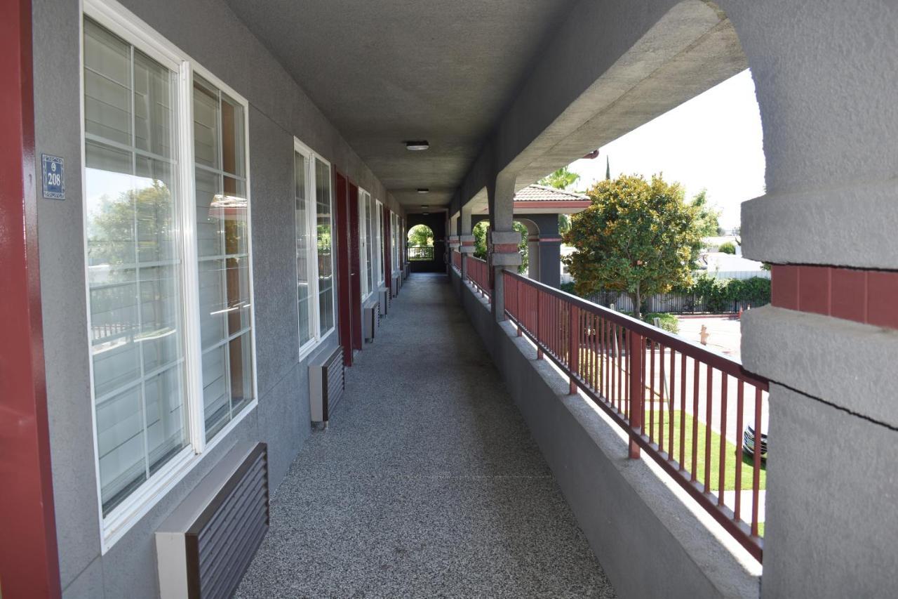 Baymont By Wyndham Manteca Hotel Exterior photo